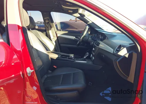 2013 Mercedes-Benz C 250 Sport z USA, uszkodzony, nr VIN WDDGF4HBXDA845731